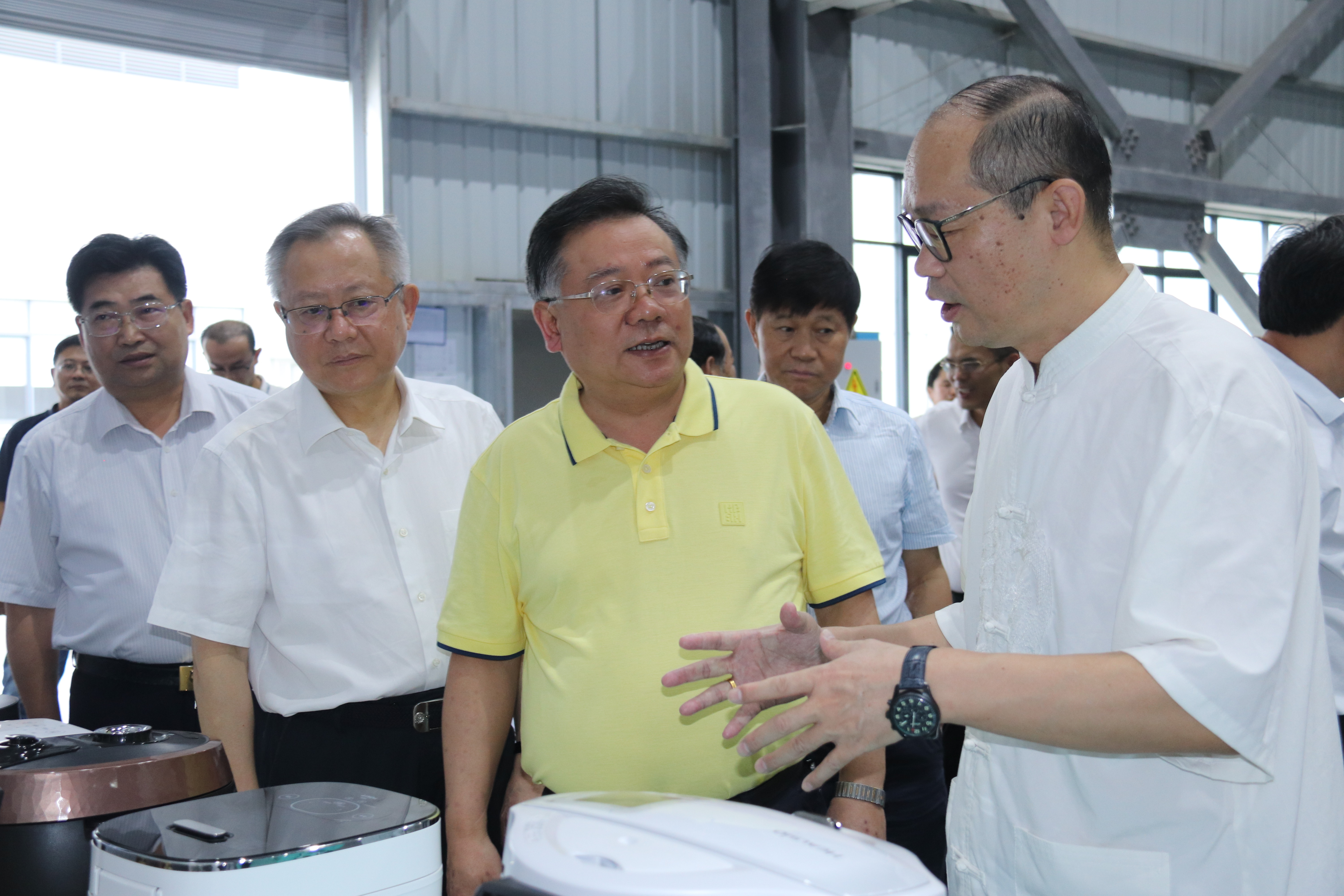 湖南省政协党组成员、副主席易鹏飞等省政协赴邵阳经开区zoty中欧体育官方网站产业项目调研团一行
